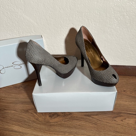 Grey heels - Picture 2 of 4